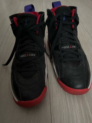 Zapatillas Jordan Negras y Rojas