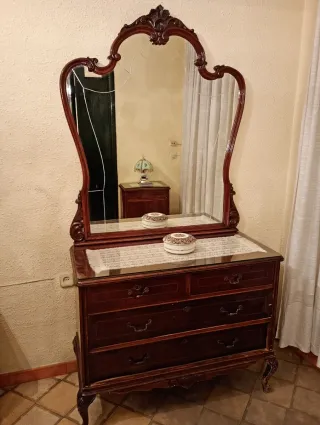 Cómoda antigua con espejo
