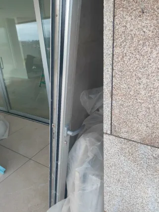 Puerta aluminio casa. URGE!