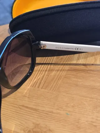 Gafas de sol Gucci negras y blancas