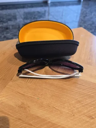 Gafas de sol Gucci negras y blancas