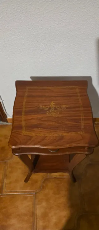 Mesa auxiliar de madera