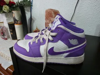 Nike Air Jordan Morado y Blanco