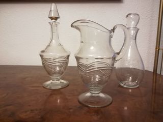 Jarras de cristal de agua y licor antiguas