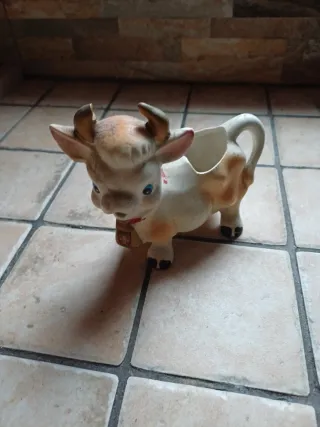 Porta latte in ceramica a forma di mucca