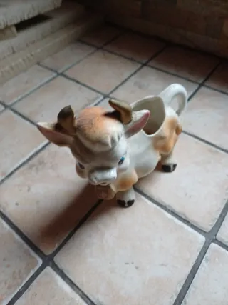 Porta latte in ceramica a forma di mucca