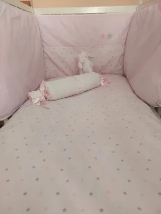 Cuna de bebé vestida rosa