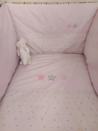 Cuna de bebé vestida rosa