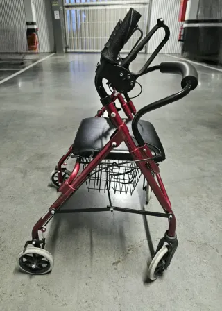 Andador con asiento y cesta