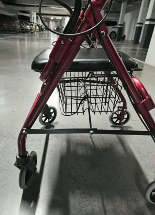 Andador con asiento y cesta