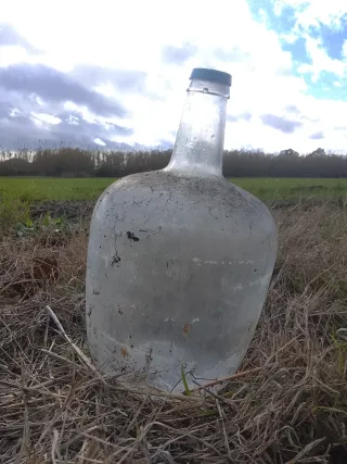 Botella de agua antigua de vidrio