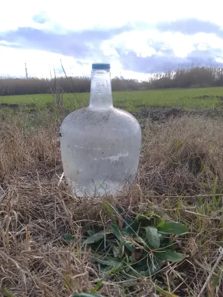 Botella de agua antigua de vidrio