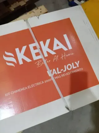 Chimenea eléctrica y moldura de acero y cristal