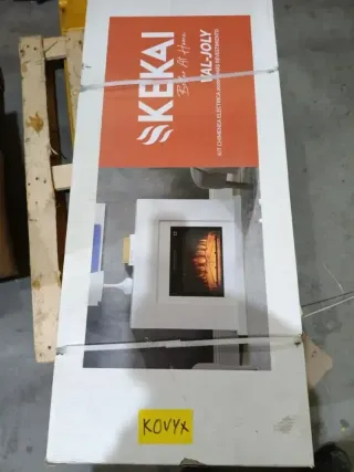 Chimenea eléctrica y moldura de acero y cristal