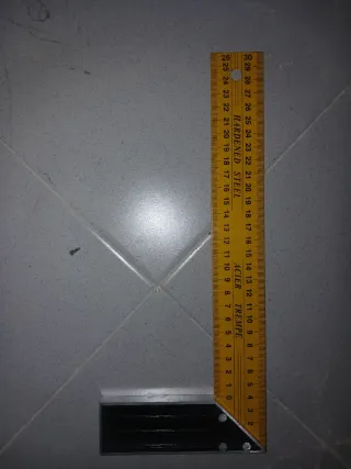 Escuadra de hierro endurecido