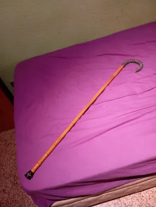 Bastón antiguo de madera con empuñadura decorada