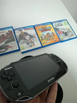 PS Vita Negra + 4 Juegos