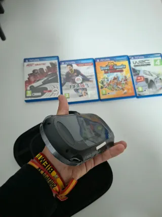 PS Vita Negra + 4 Juegos