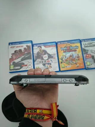 PS Vita Negra + 4 Juegos