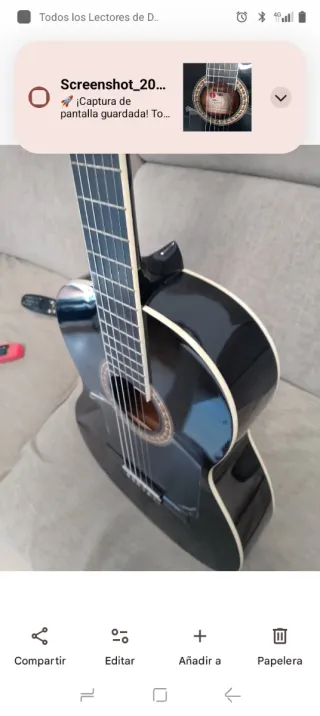 Guitarra flamenca negra autoamplificada