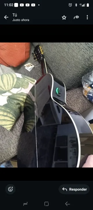 Guitarra flamenca negra autoamplificada