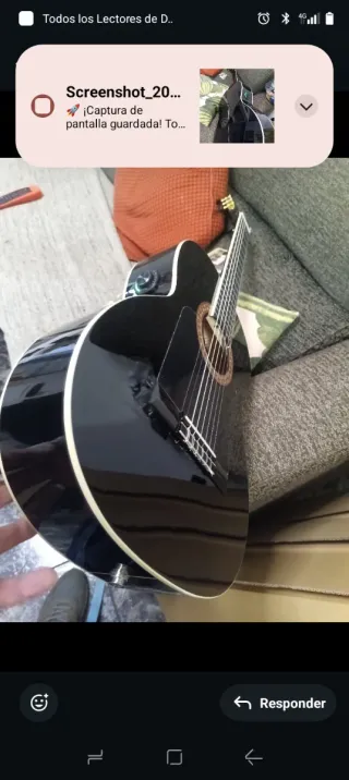 Guitarra flamenca negra autoamplificada