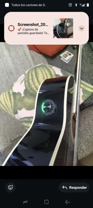 Guitarra flamenca negra autoamplificada