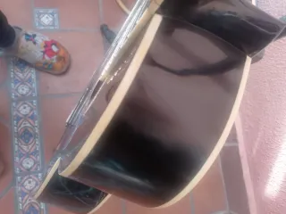 Guitarra flamenca negra autoamplificada