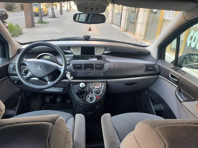 Peugeot 807 ST 2.2 HDI