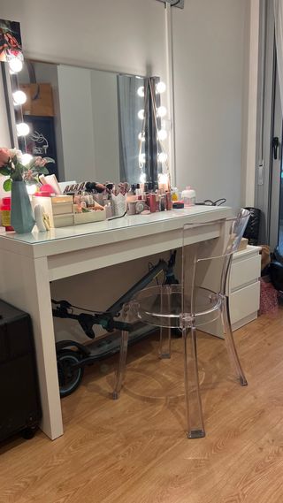Tocador blanco y transparente con espejo