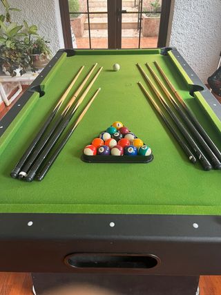 Mesa de billar con tacos y bolas