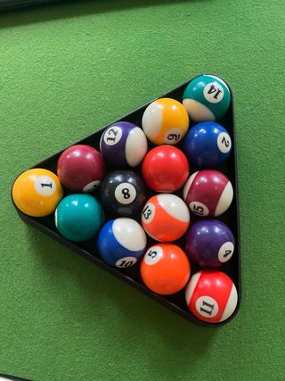 Mesa de billar con tacos y bolas