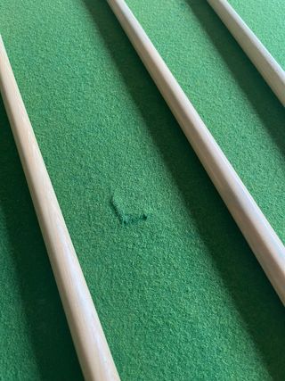 Mesa de billar con tacos y bolas