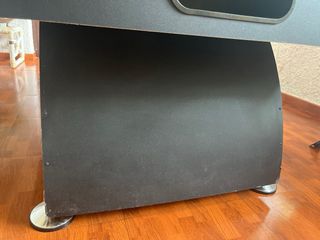 Mesa de billar con tacos y bolas