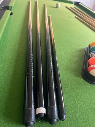 Mesa de billar con tacos y bolas