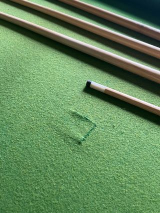 Mesa de billar con tacos y bolas