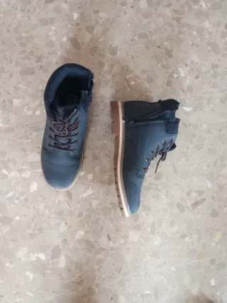 Botas de montaña azules y marrones