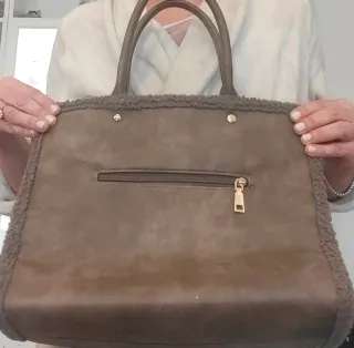 Borsa ecopelle grigia con dettagli in pelo