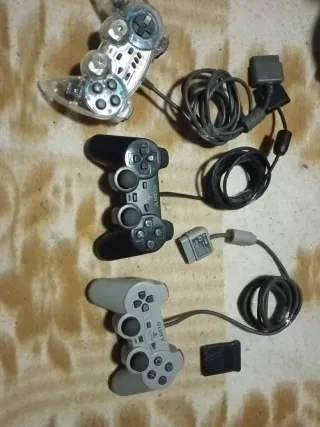 2 PS1 con cables +3 juegos+3 mandos+ps2