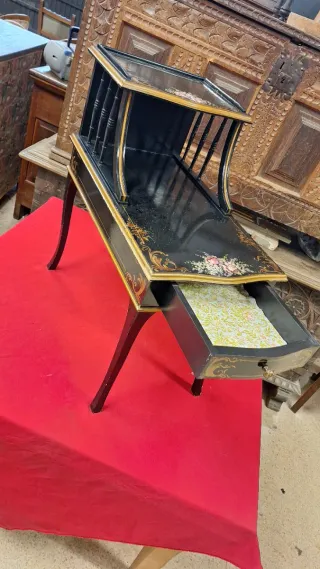 Mesita telefonera de madera negra y dorada