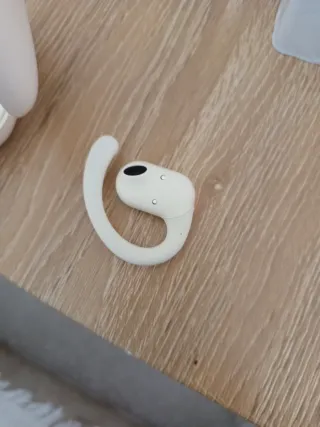 Auriculares Inalámbricos Dorados y Blancos