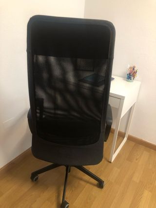 Silla de oficina negra y escritorio madera