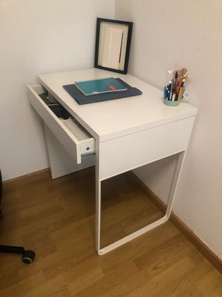 Silla de oficina negra y escritorio madera