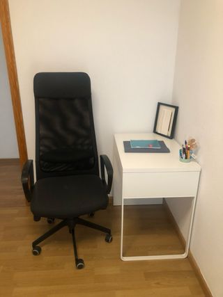 Silla de oficina negra y escritorio madera