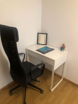 Silla de oficina negra y escritorio madera