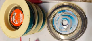 Set di materiale da pesca: esche, pesi, fili