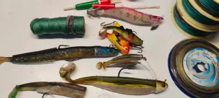 Set di materiale da pesca: esche, pesi, fili