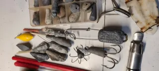 Set di materiale da pesca: esche, pesi, fili
