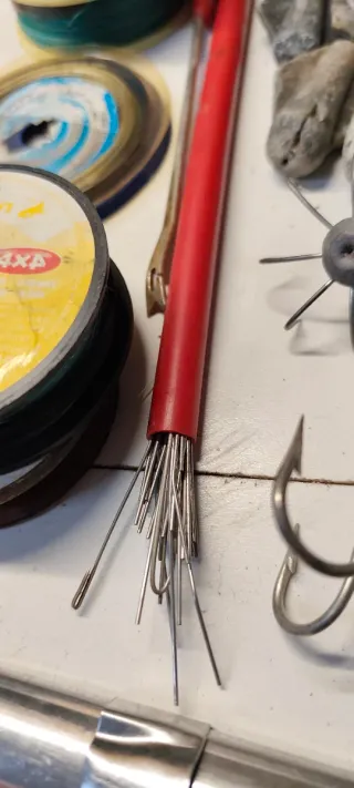 Set di materiale da pesca: esche, pesi, fili