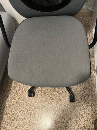 Silla de escritorio negra y gris.
